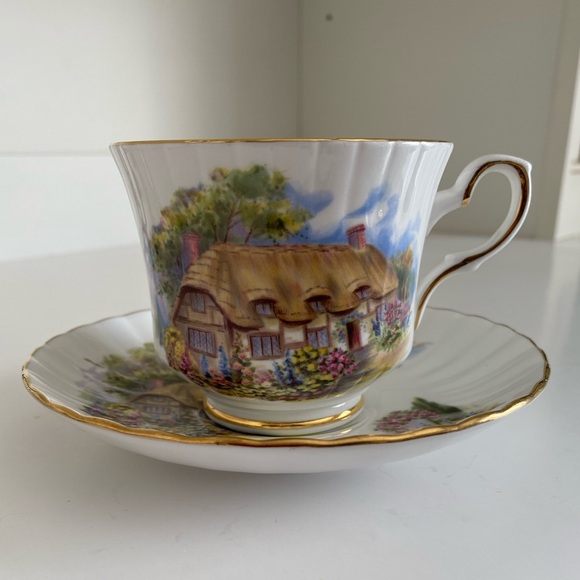 EUC Vtg Royal Stafford Teacup and Saucer with a Thatched Cottage and Garden - Picture 5 of 9